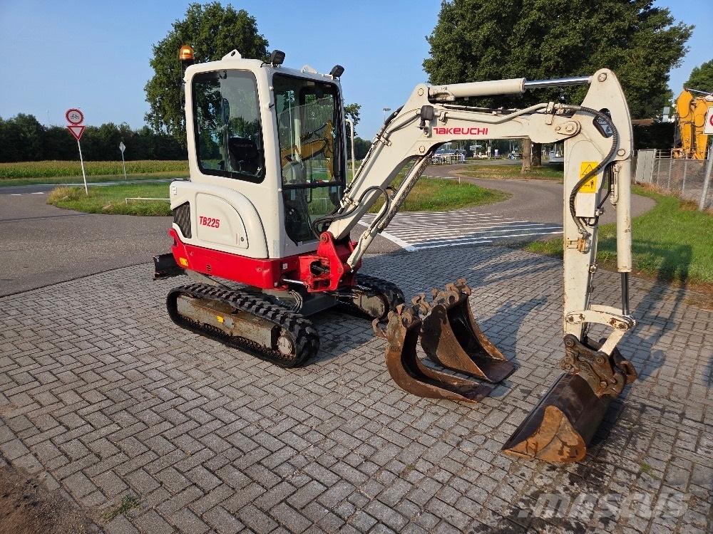 Takeuchi TB225 ミニ油圧ショベル 7t以下（ミニユンボ・ミニディガー）