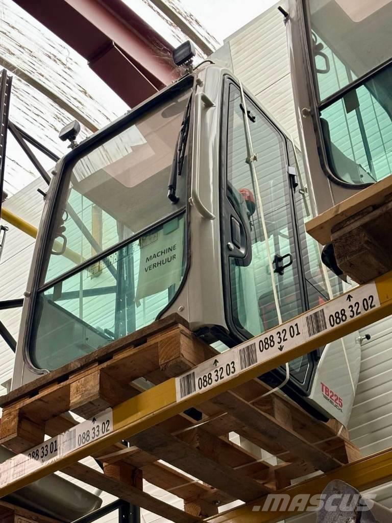 Takeuchi TB 225 ミニ油圧ショベル 7t以下（ミニユンボ・ミニディガー）