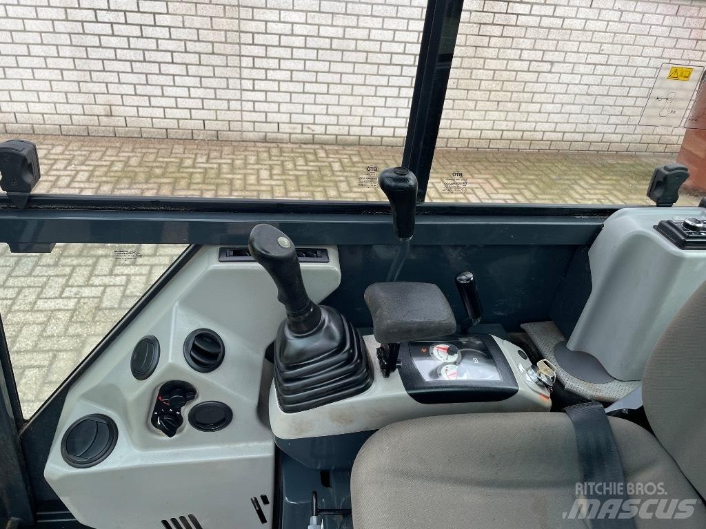 Komatsu PC 17 R-5 ミニ油圧ショベル 7t以下（ミニユンボ・ミニディガー）