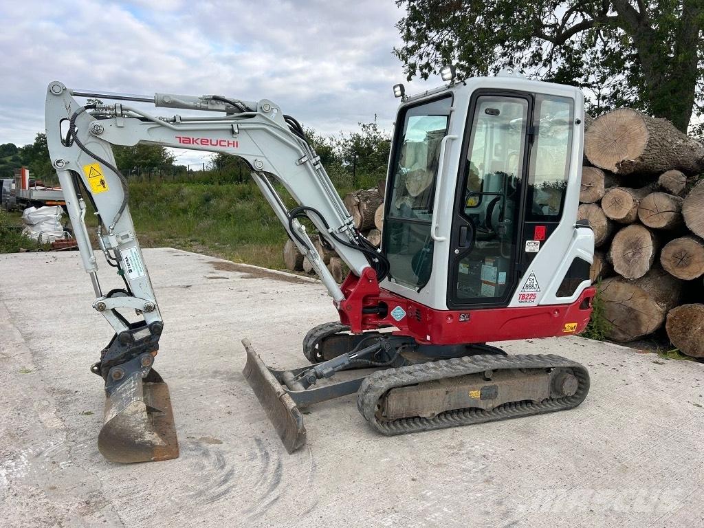 Takeuchi TB 225 ミニ油圧ショベル 7t以下（ミニユンボ・ミニディガー）