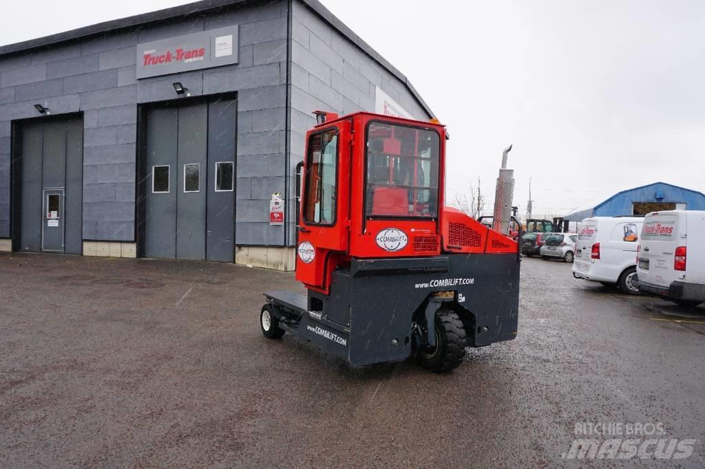 Combilift C4000 全方向リーチ型フォークリフト