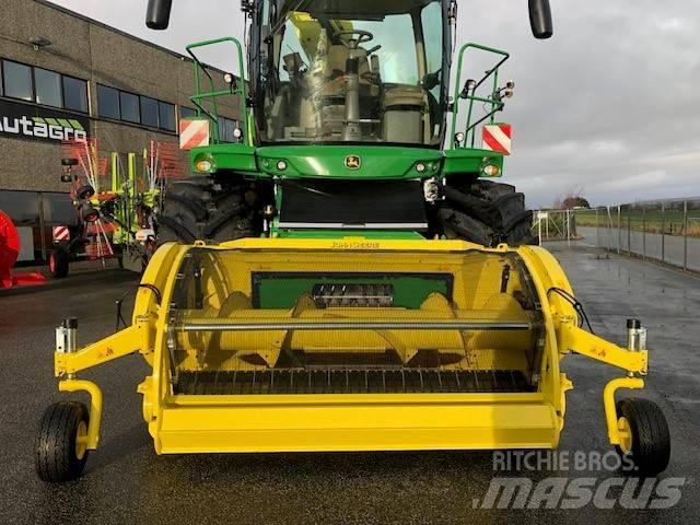 John Deere 8200 i 自走式フォレージハーベスター