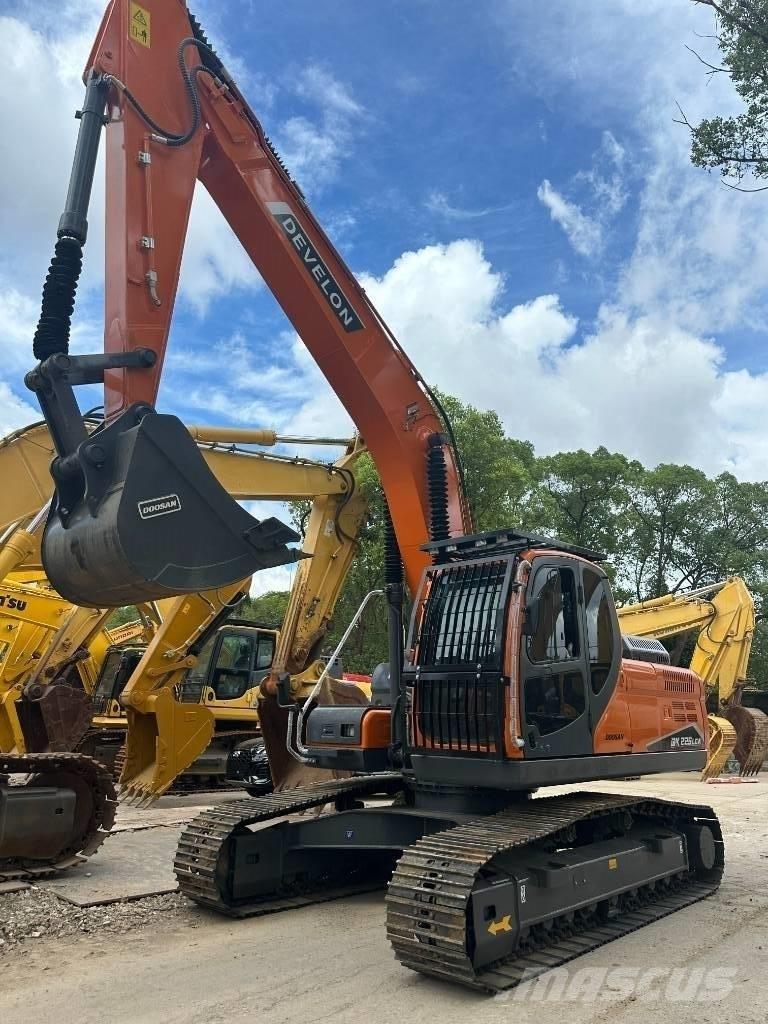 Develon DX 225 LCA 中型油圧ショベル 7ｔ-12ｔ（ユンボ・パワーショベル・バックホー）