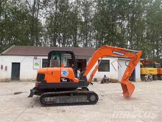 Doosan DX60 ミニ油圧ショベル 7t以下（ミニユンボ・ミニディガー）