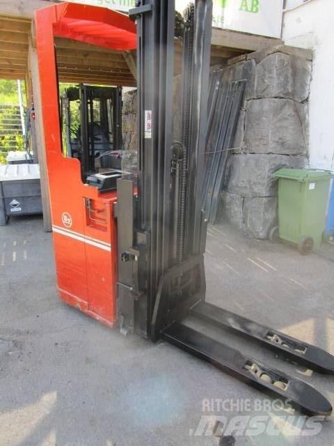 Toyota ståstaplare 自走式スタッカー