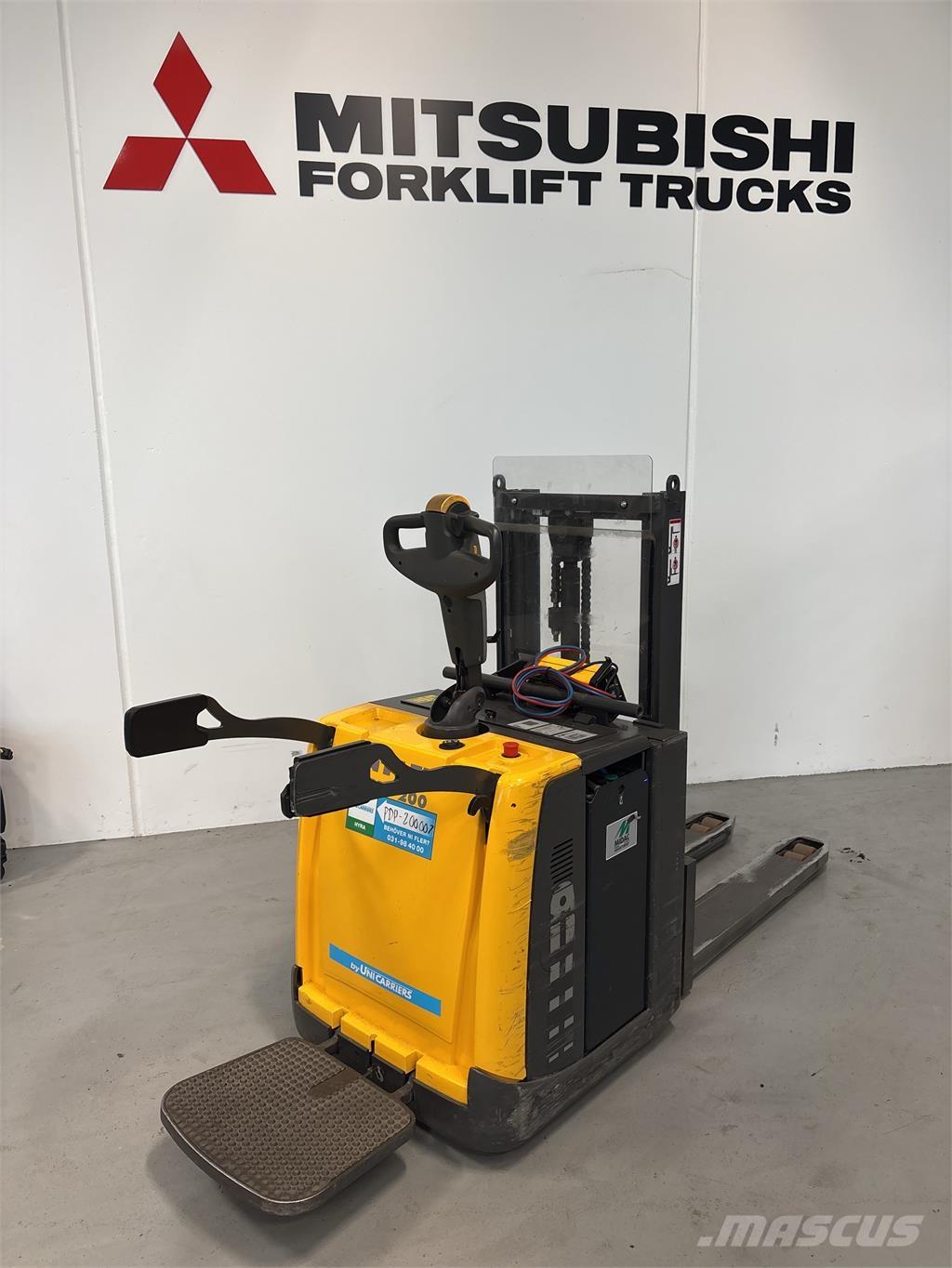 Atlet PDP200 自走式スタッカー