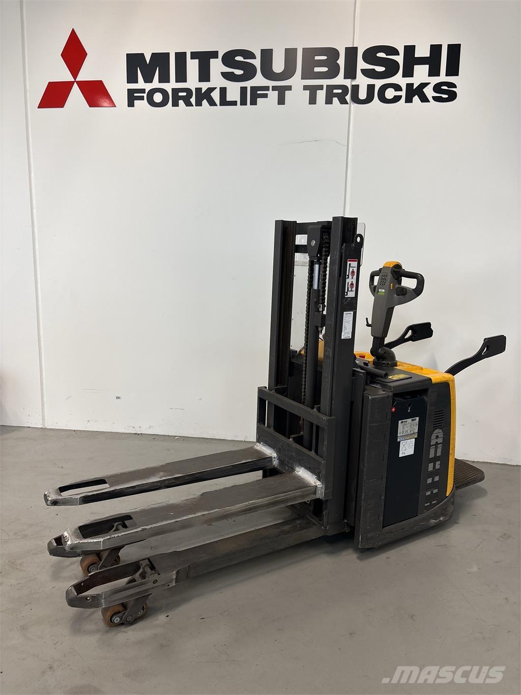 Atlet PDP200 自走式スタッカー