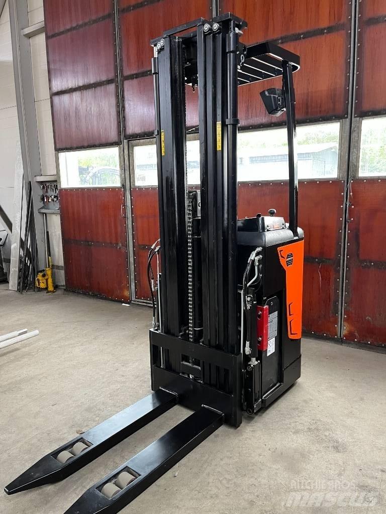 Rocla SST 16 AC 自走式スタッカー