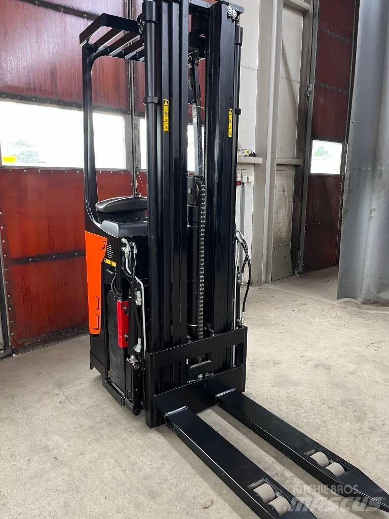 Rocla SST 16 AC 自走式スタッカー