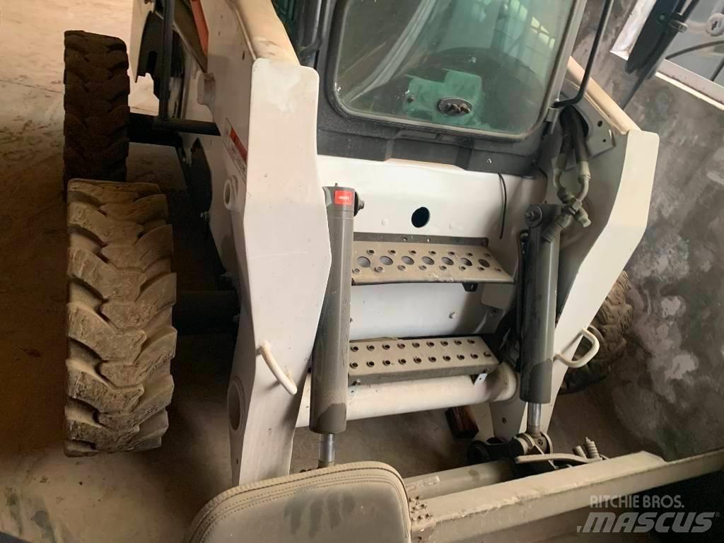 Bobcat S 300 スキッドステアローダー