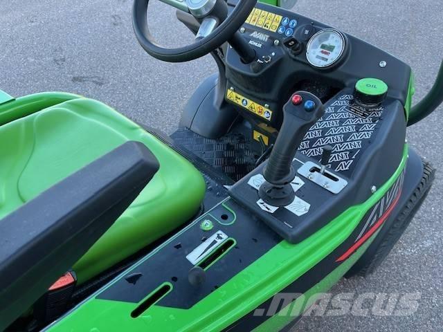 Avant 225 多目的ローダー