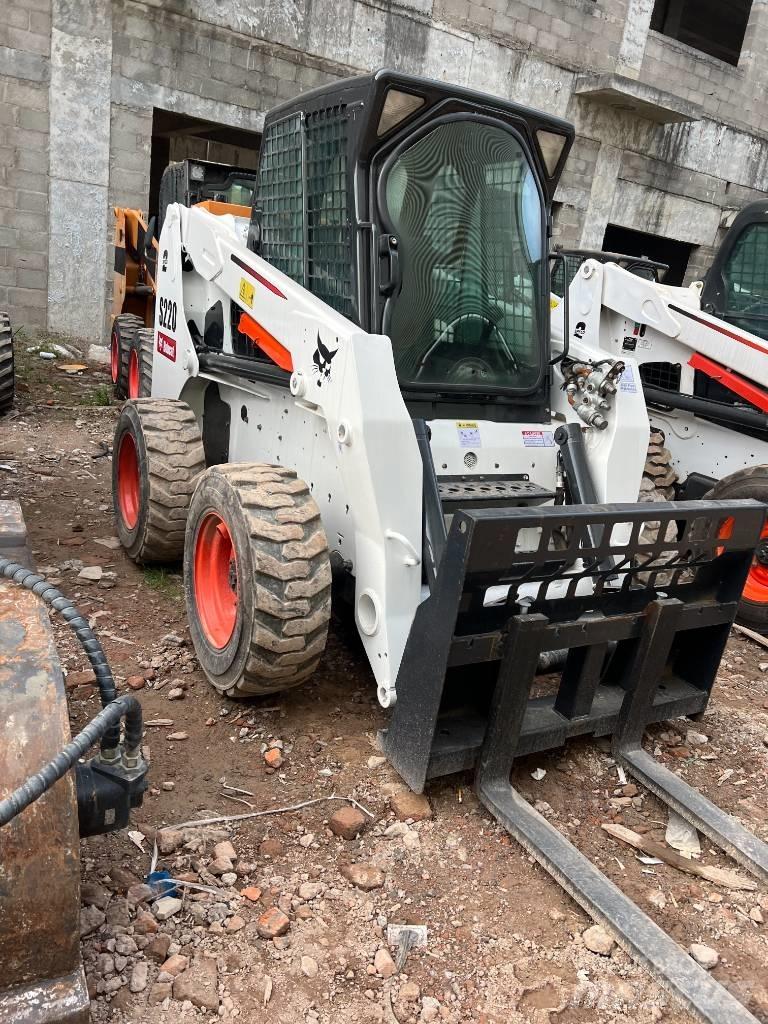 Bobcat S220 スキッドステアローダー