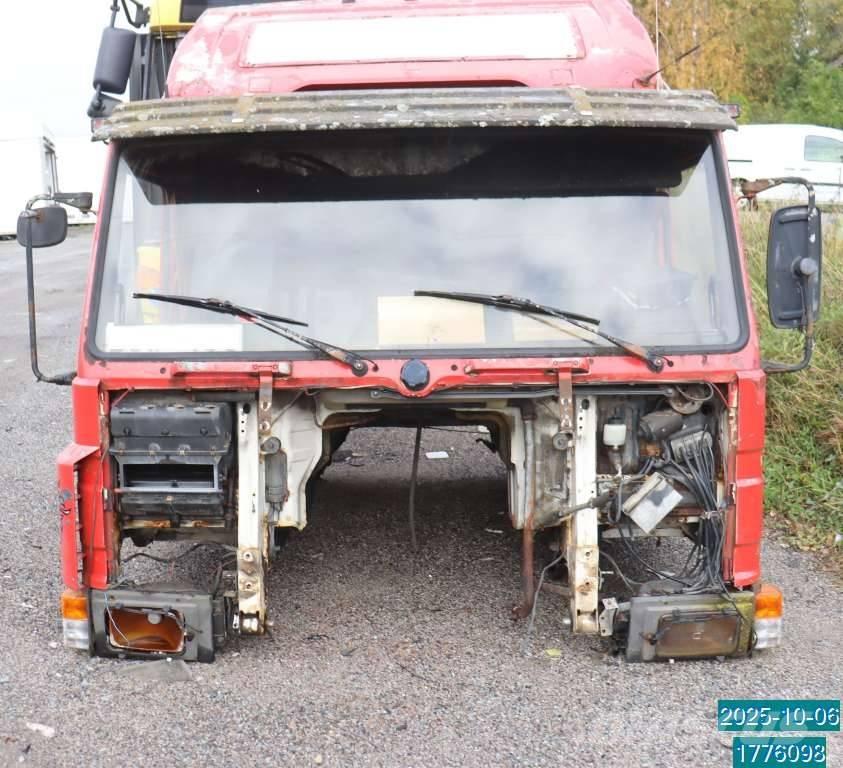 Scania P 82 M キャビン及び内装