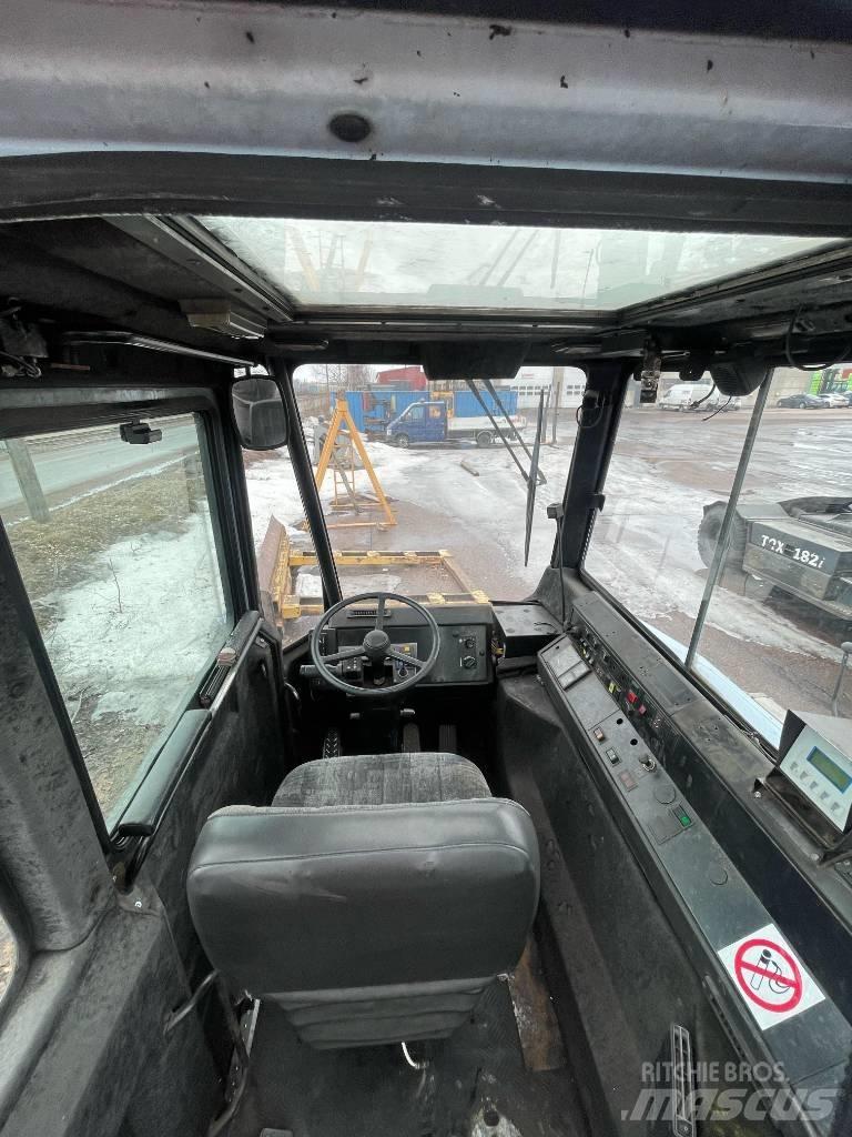Sisu TRX181 ターミナルトラクター