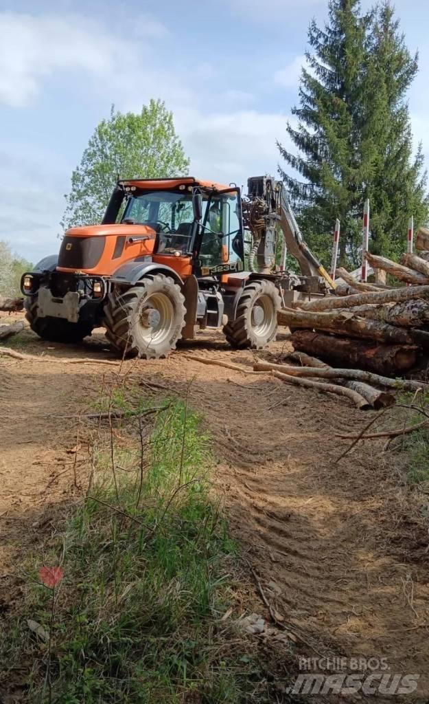 JCB Fastrac 3230 林業トラクター