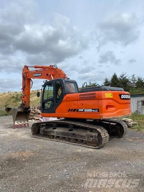Doosan DX 225 NLC 大型油圧ショベル12t以上（パワーショベル・ユンボ）