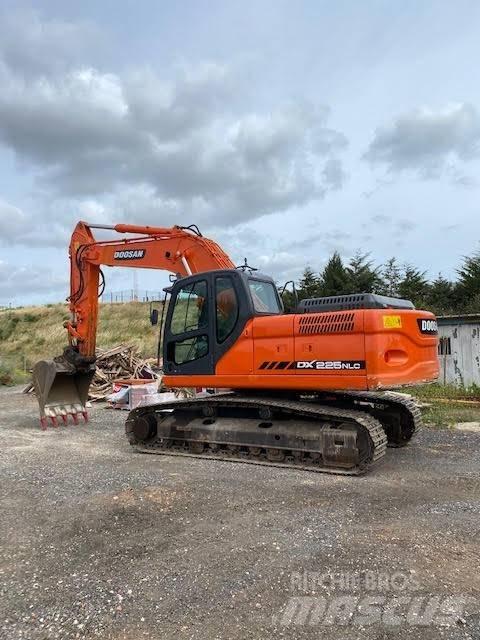 Doosan DX 225 NLC 大型油圧ショベル12t以上（パワーショベル・ユンボ）
