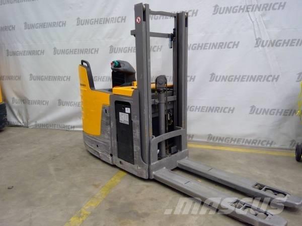 Jungheinrich ERD 220 自走式スタッカー