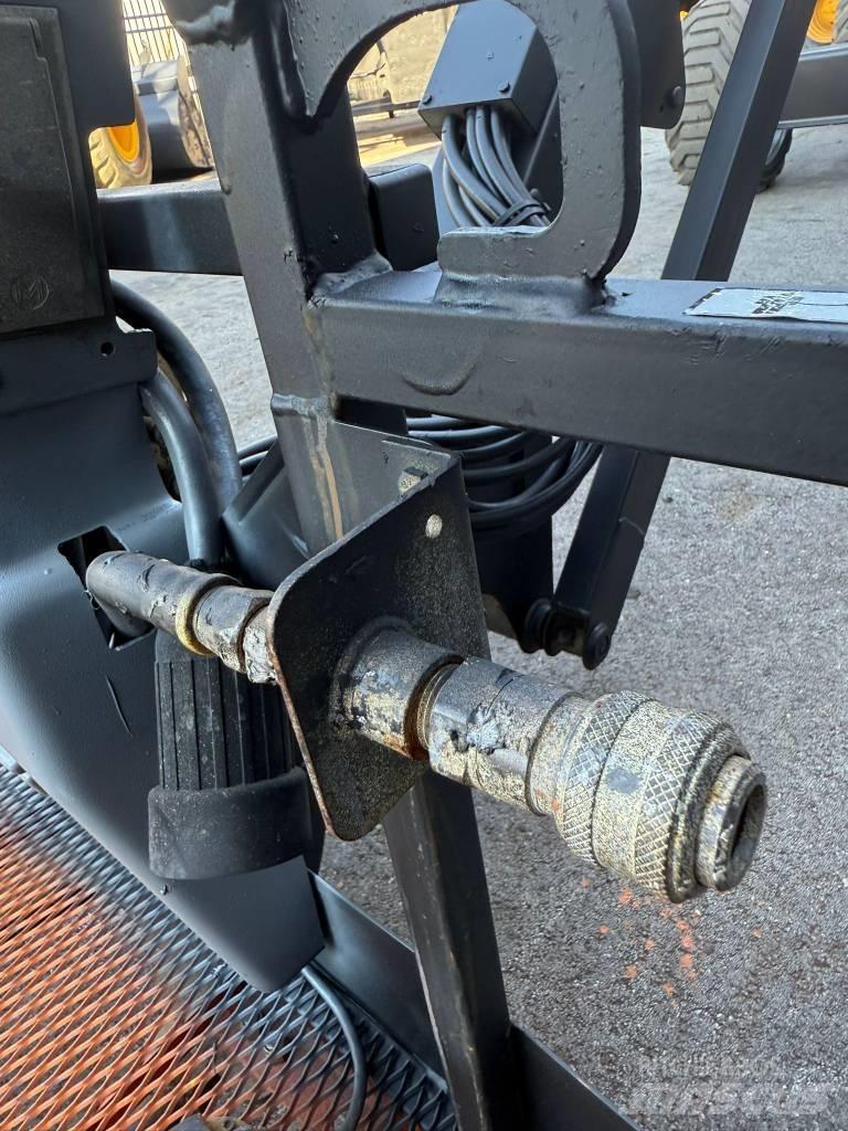 JLG 600 AJ ブームリフト　屈伸型