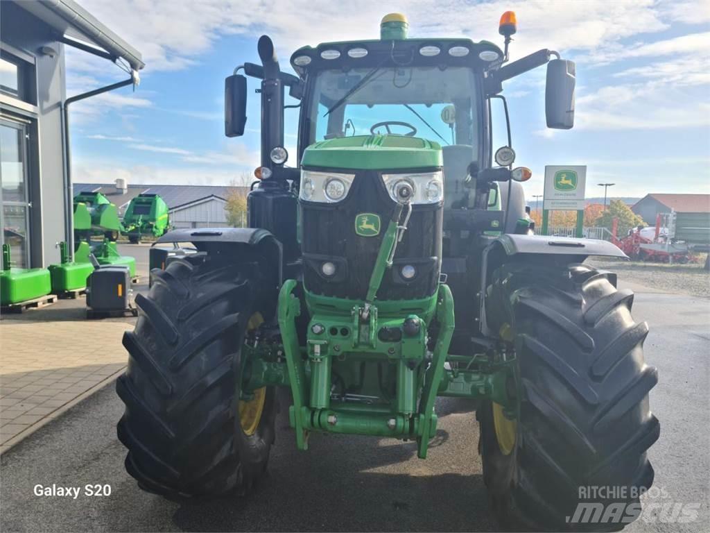 John Deere 6215R トラクター