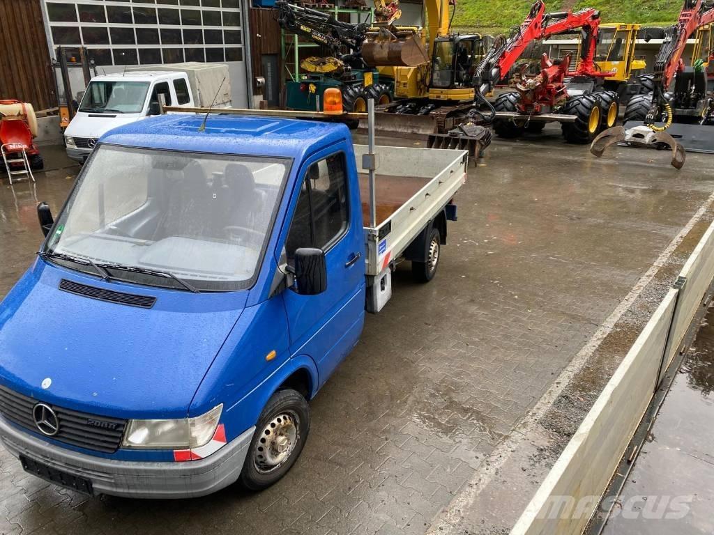Mercedes-Benz 208 D 平ボディー