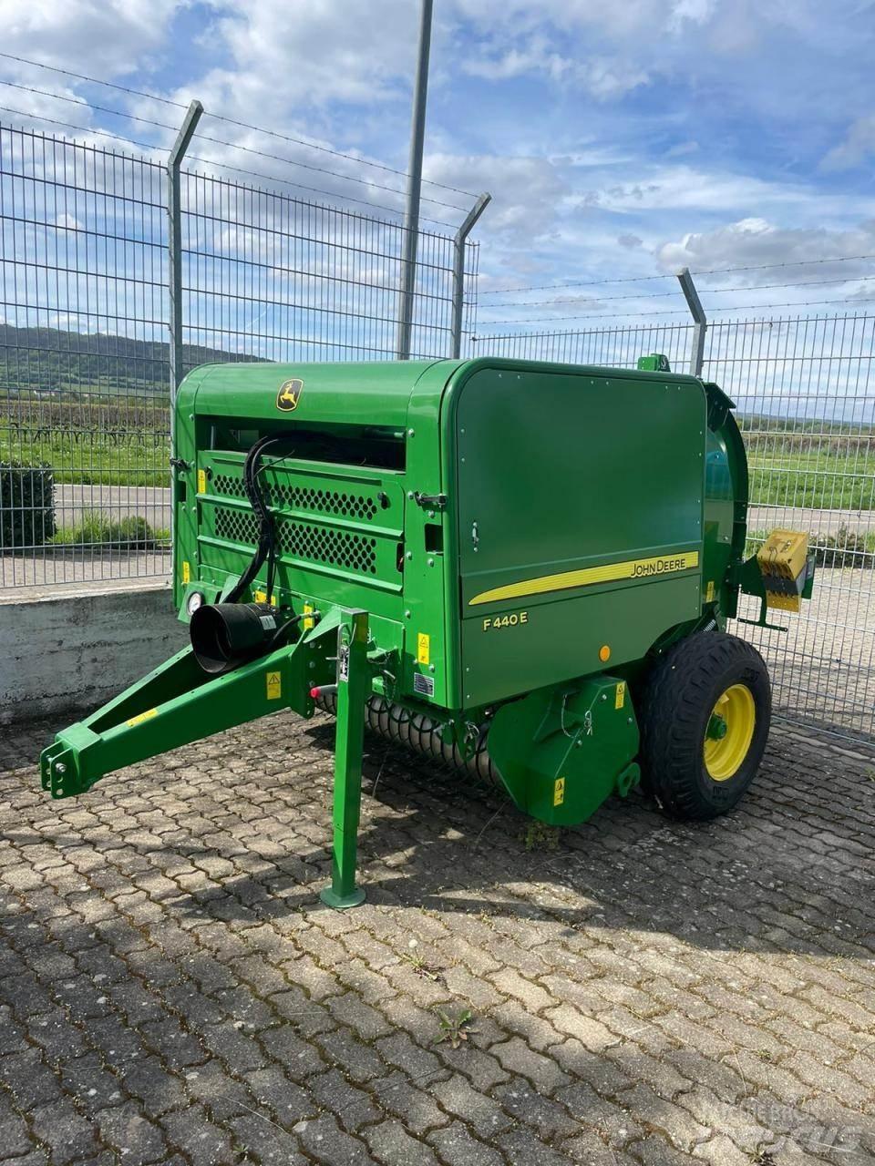 John Deere F440E ラウンドベーラー
