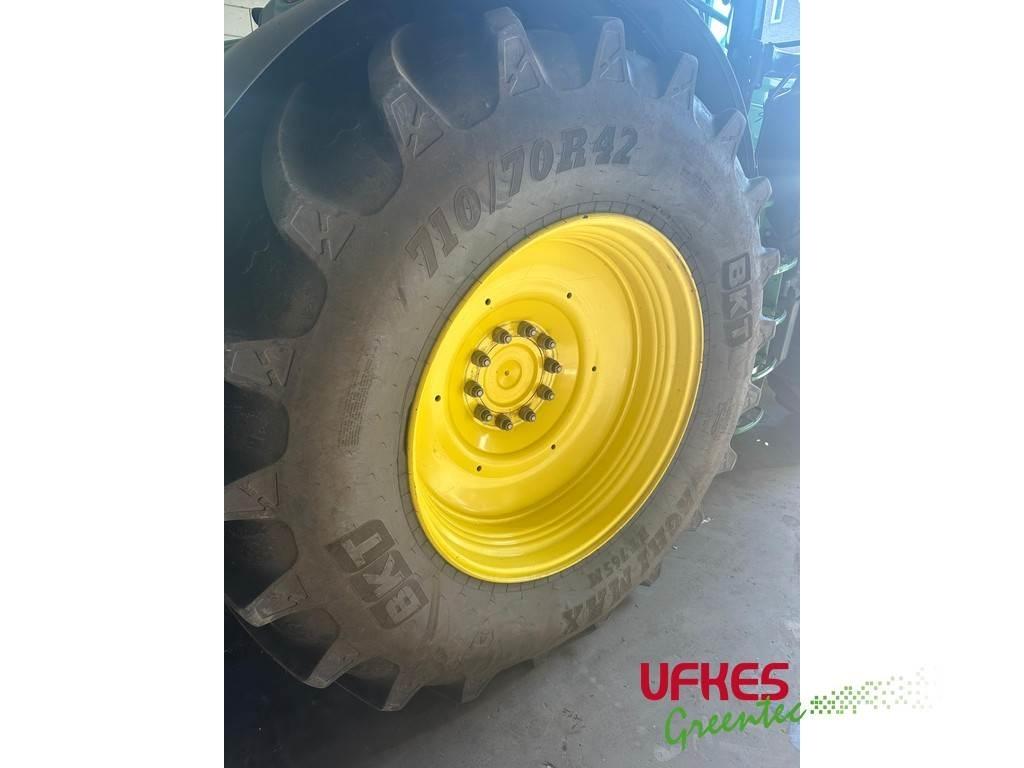 John Deere 6215 R トラクター