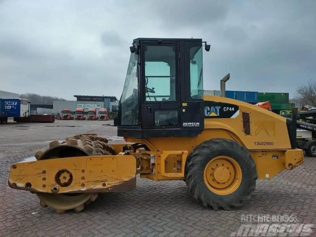 CAT CP 44 振動ローラ