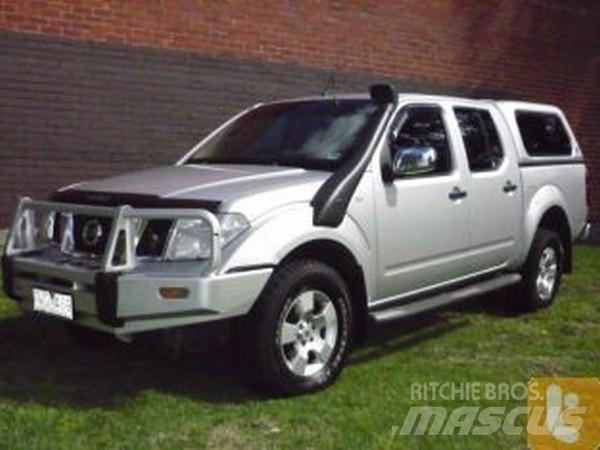 Nissan NAVARA ST-X パネルバン