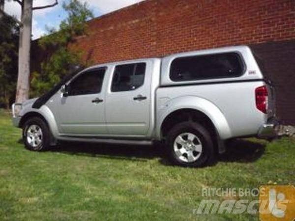 Nissan NAVARA ST-X パネルバン
