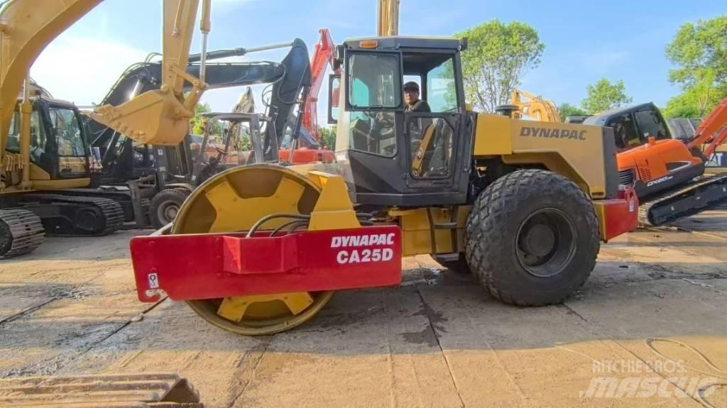 Dynapac CA 25 D 振動ローラ