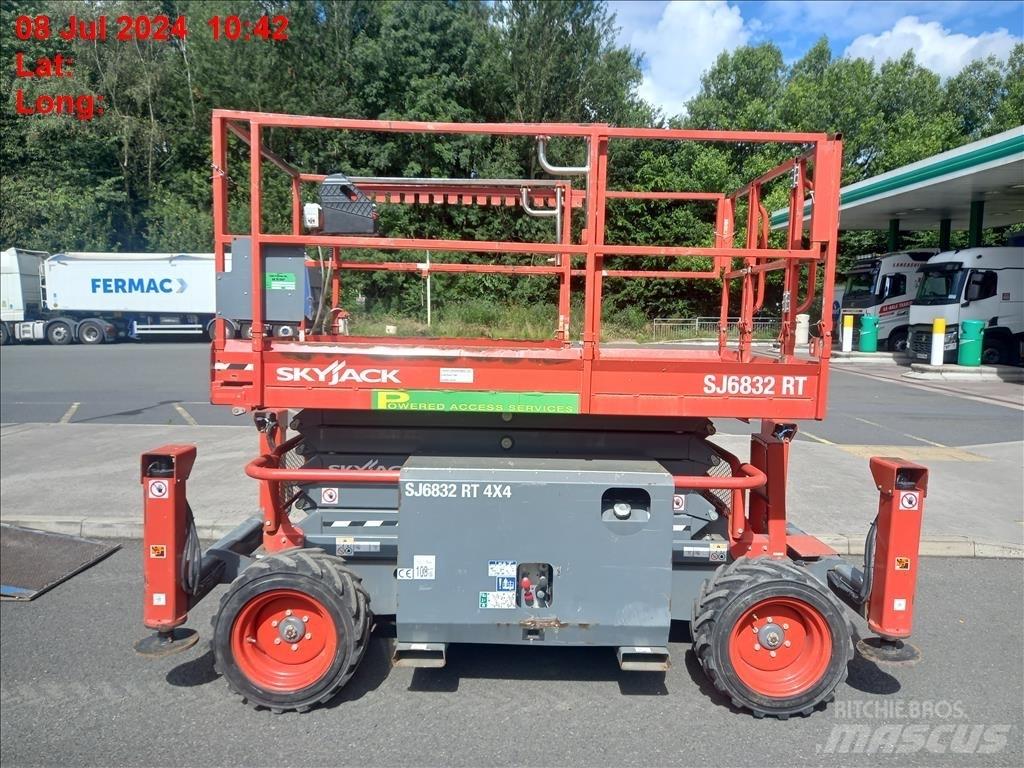 SkyJack SJ 6832 RT シザースリフト