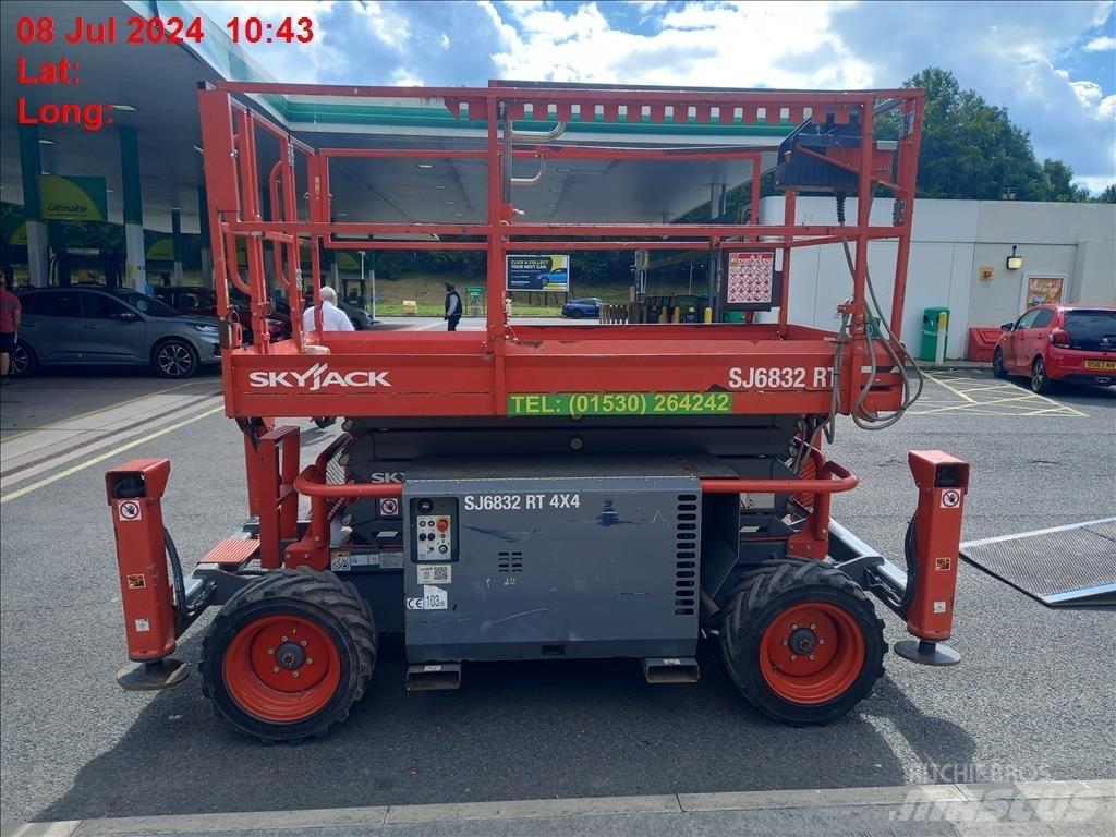 SkyJack SJ 6832 RT シザースリフト