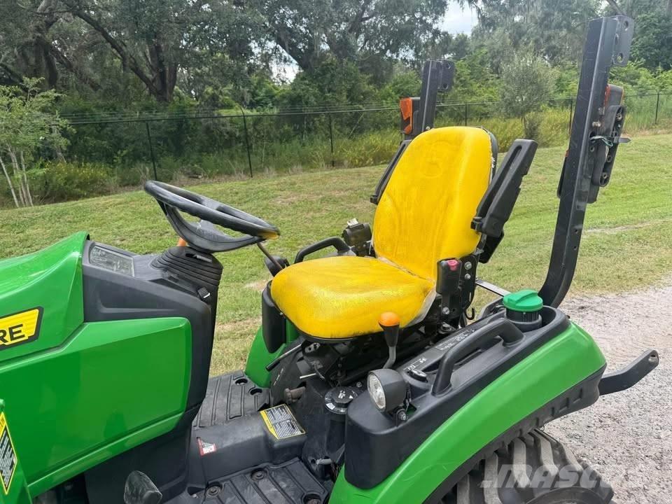 John Deere 1025 R トラクター