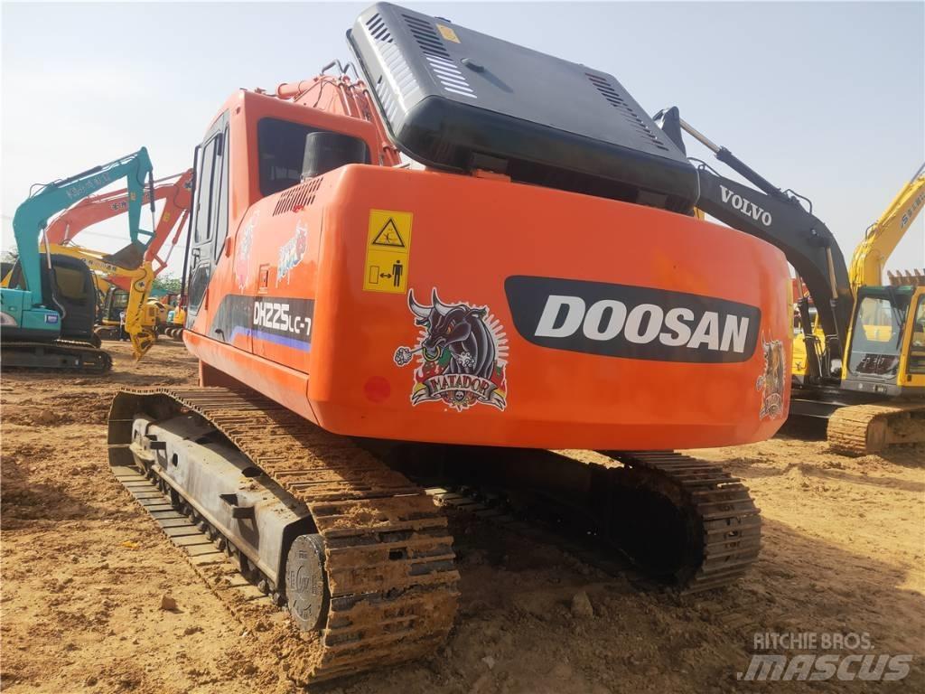 Doosan DH 225 LC-7 大型油圧ショベル12t以上（パワーショベル・ユンボ）