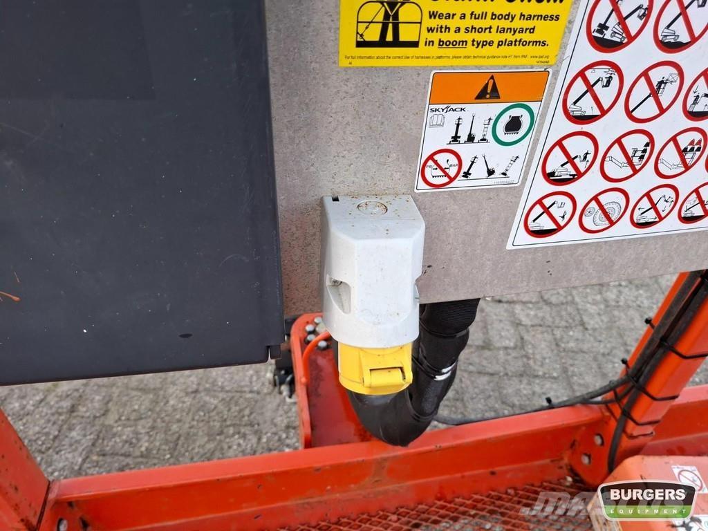 SkyJack SJ85 AJ ブームリフト　屈伸型