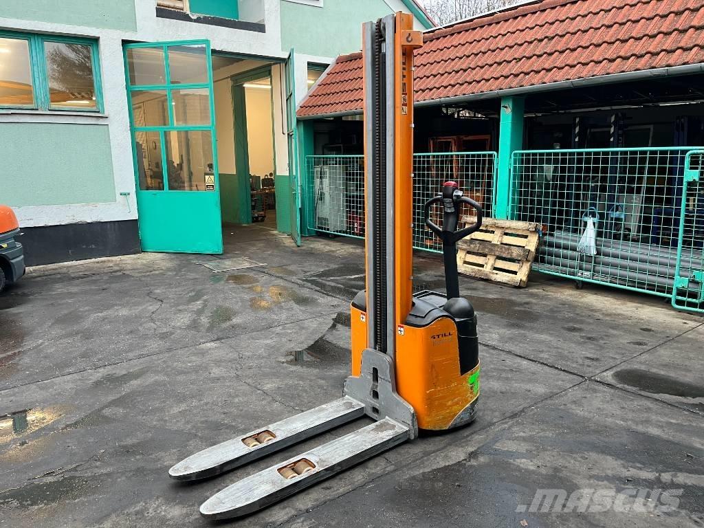 Still EGV12    V-4251 自走式スタッカー