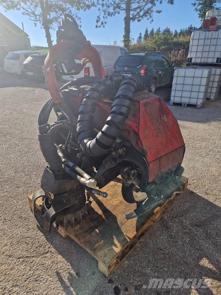 Komatsu 124 枝払い機