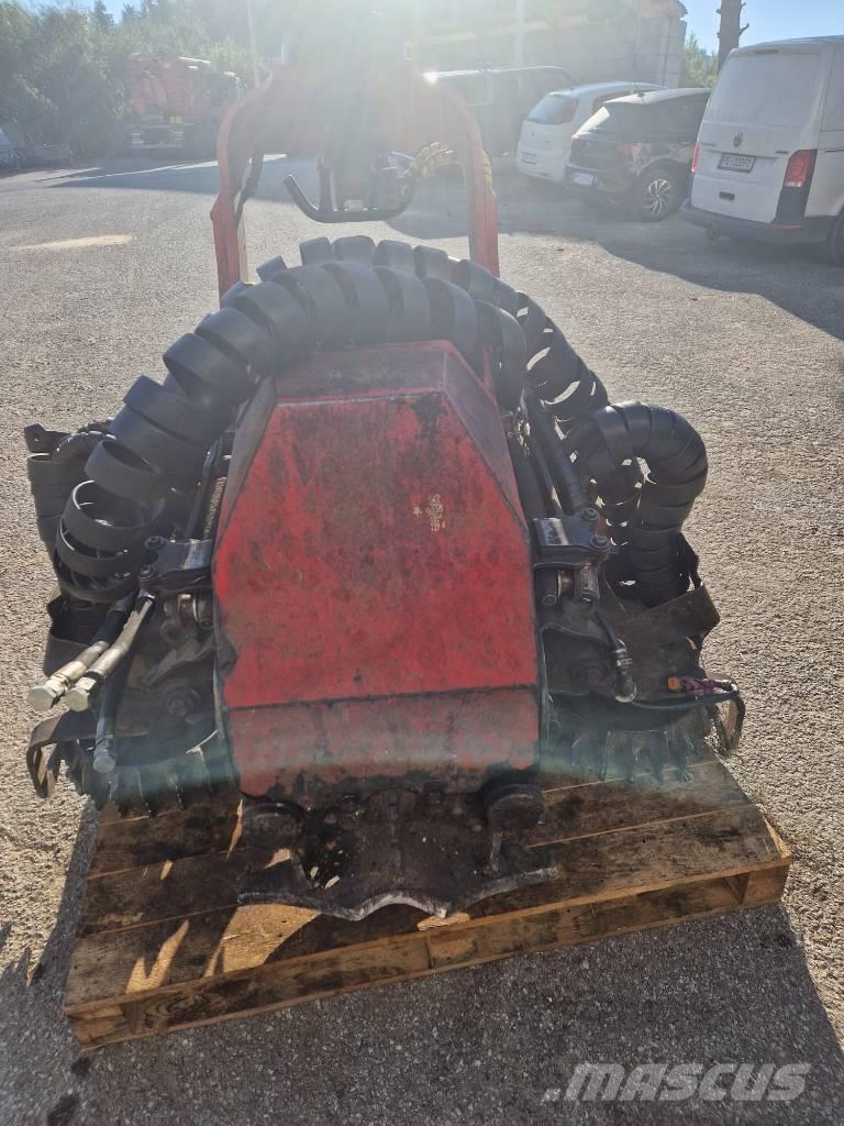Komatsu 124 枝払い機