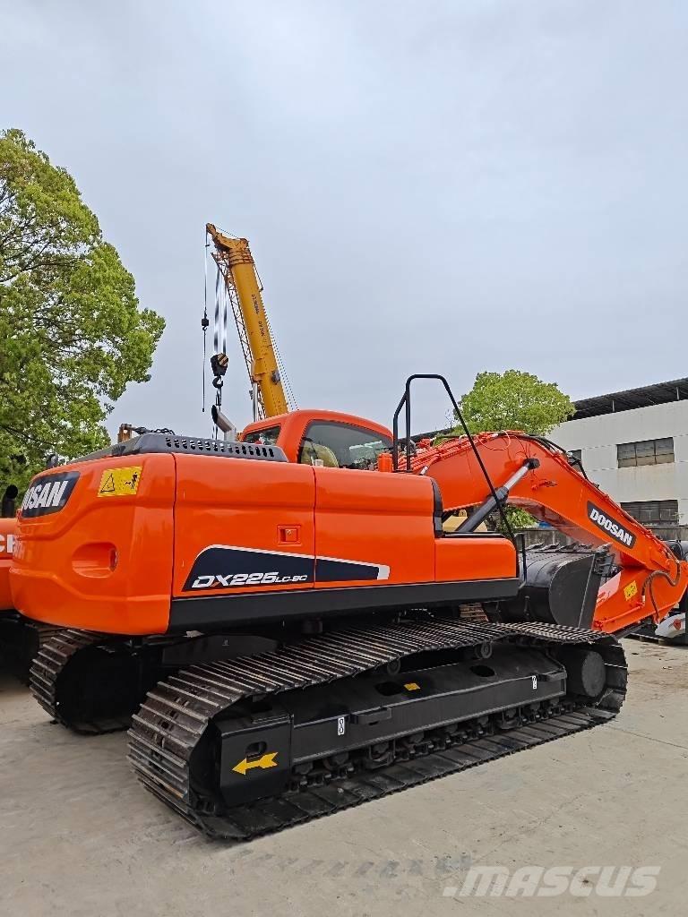 Doosan DX 225 LC 大型油圧ショベル12t以上（パワーショベル・ユンボ）