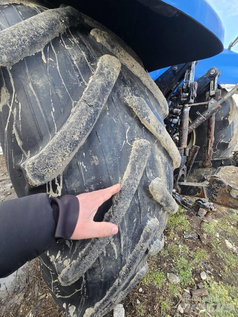 New Holland T 8030 トラクター