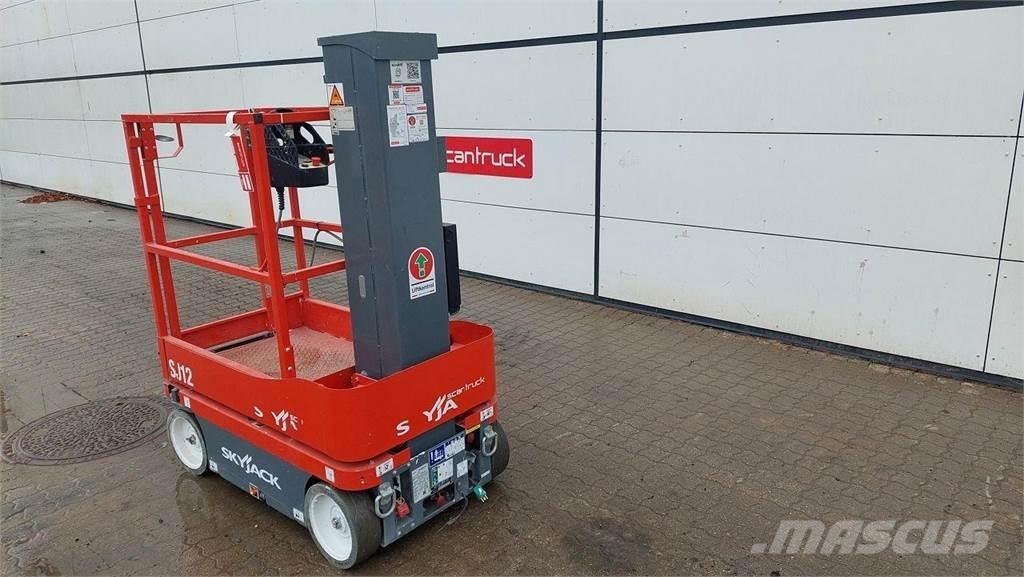 SkyJack SJ12 垂直昇降型リフト