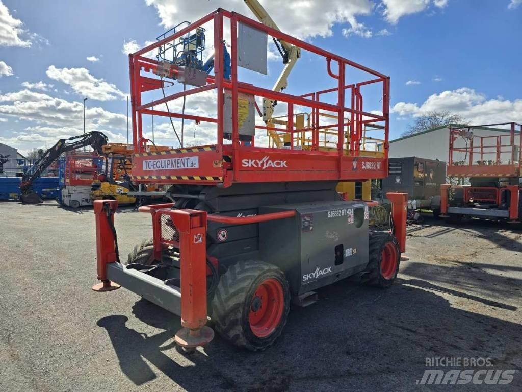 SkyJack SJ 6832 RT シザースリフト