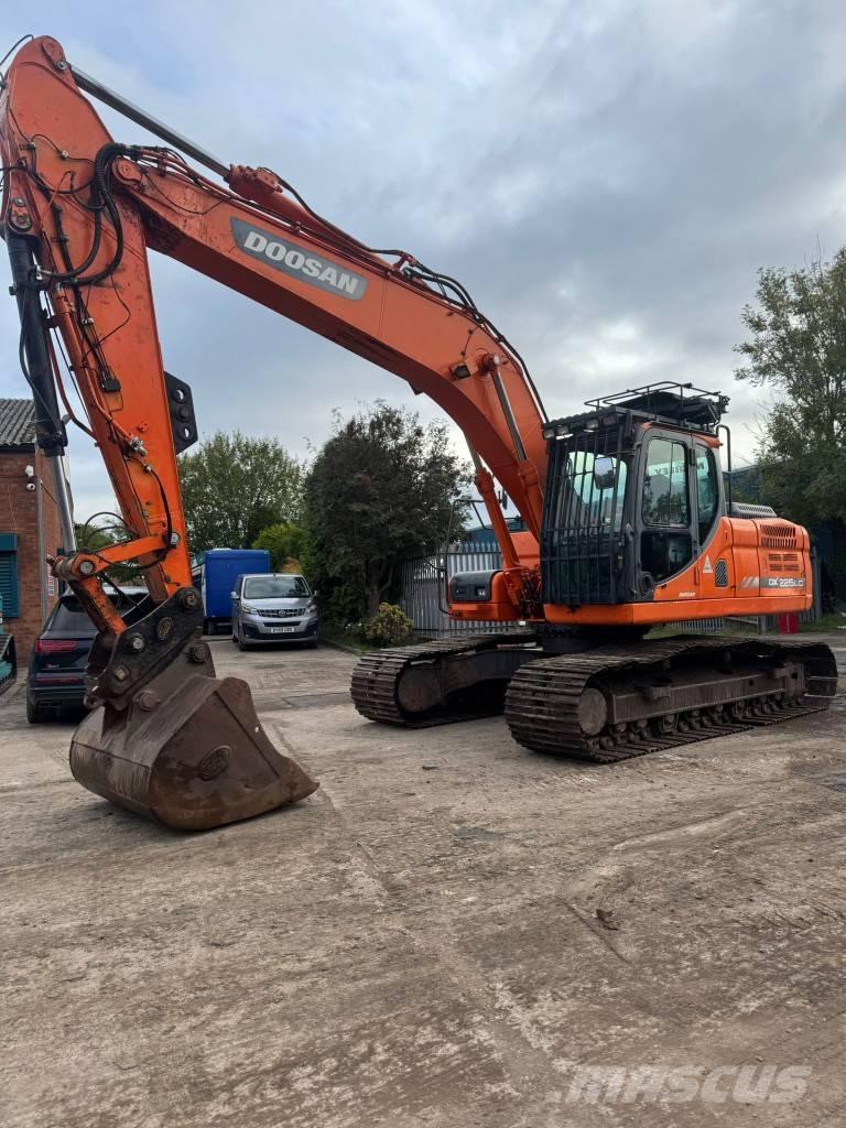 Doosan DX 225 LC 大型油圧ショベル12t以上（パワーショベル・ユンボ）