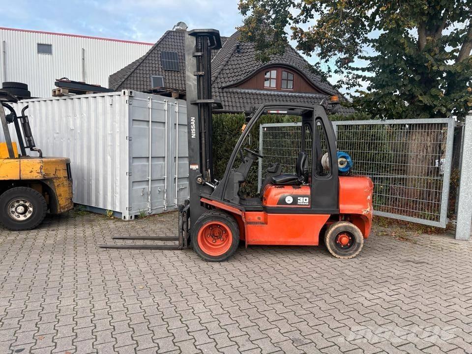 Nissan UGD02 A 30 PQ LPGフォークリフト