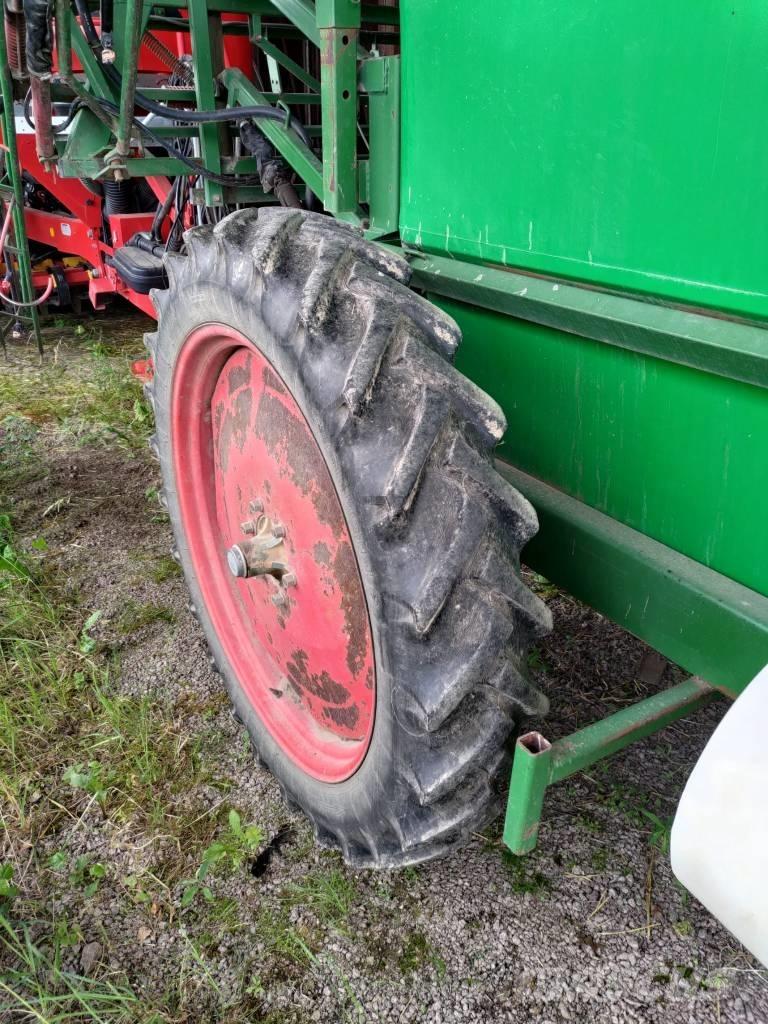 Moteska M2500 牽引型スプレイヤー