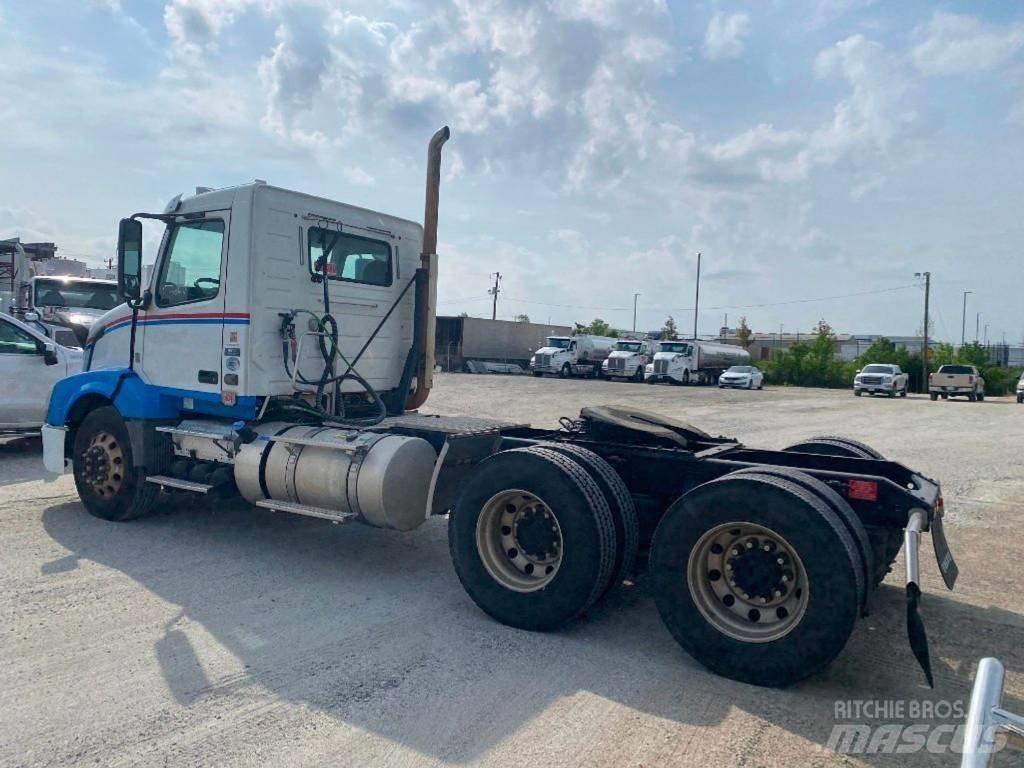 Volvo VNL 中古トラクターヘッド | トレーラーヘッド