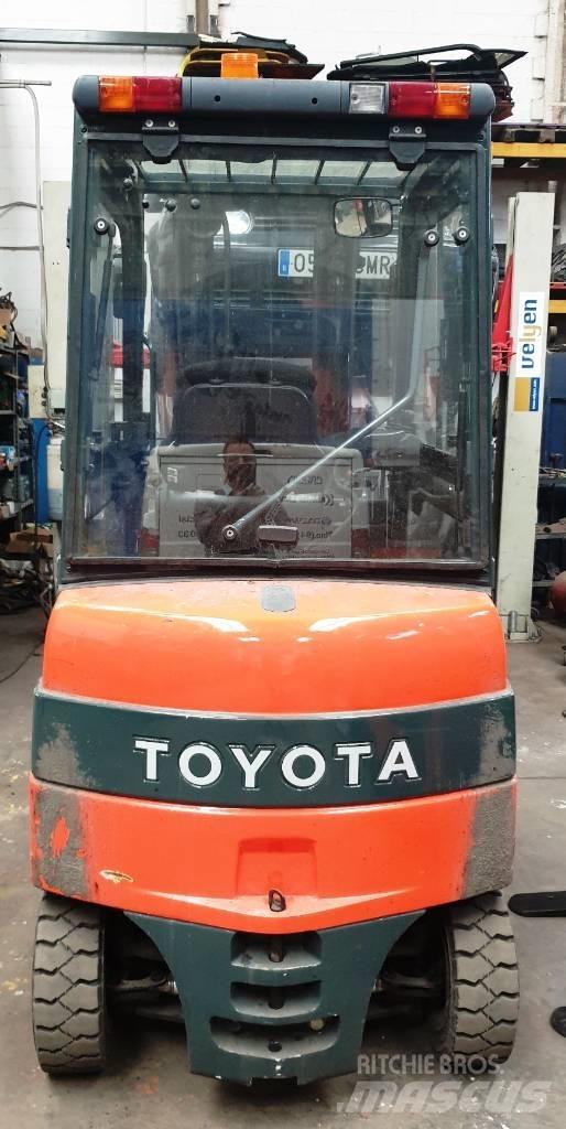 Toyota 7 FBMF 25 バッテリーフォークリフト