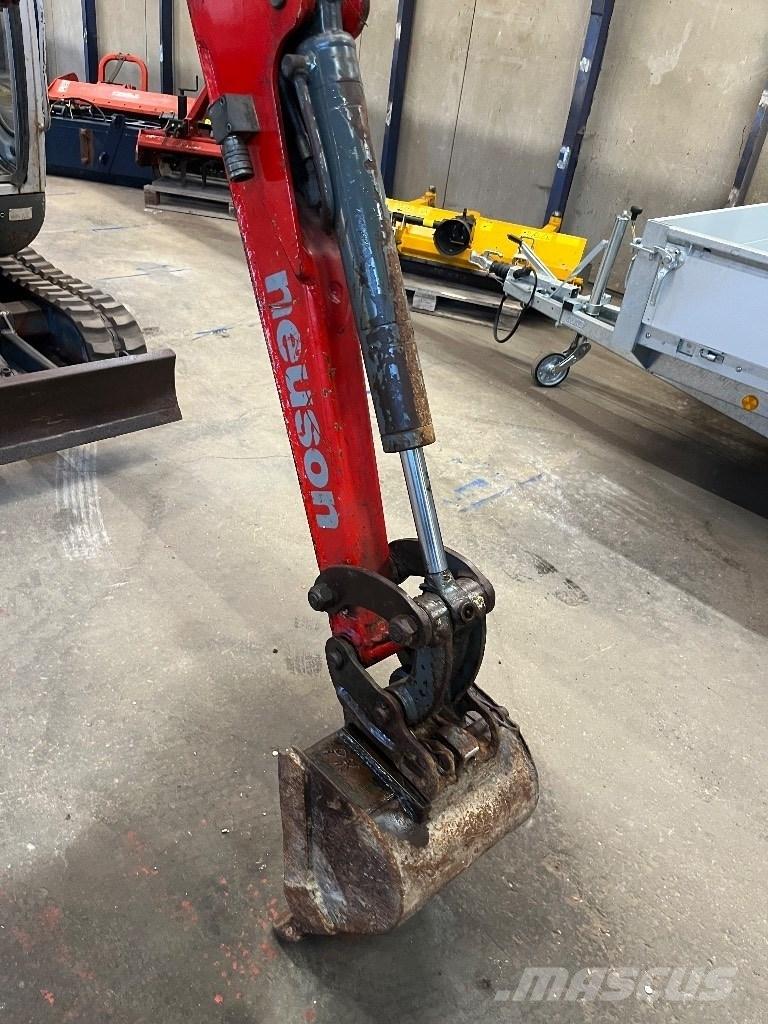 Neuson 2203 RD ミニ油圧ショベル 7t以下（ミニユンボ・ミニディガー）