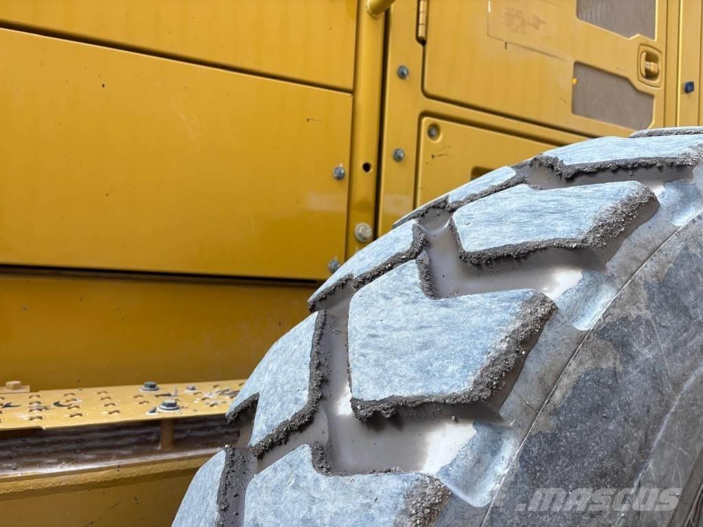 CAT 150 モーターグレーダー